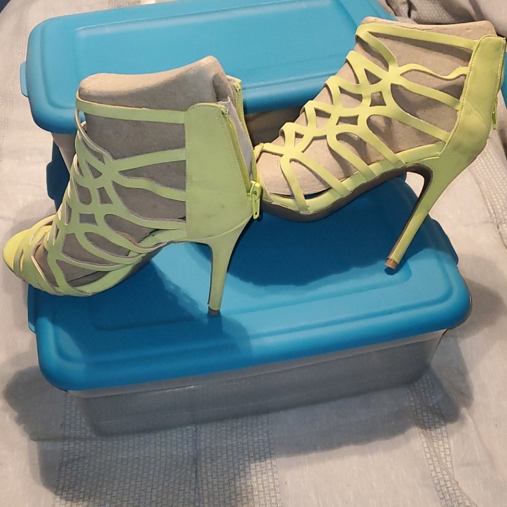 Heels - Picture 3 of 3